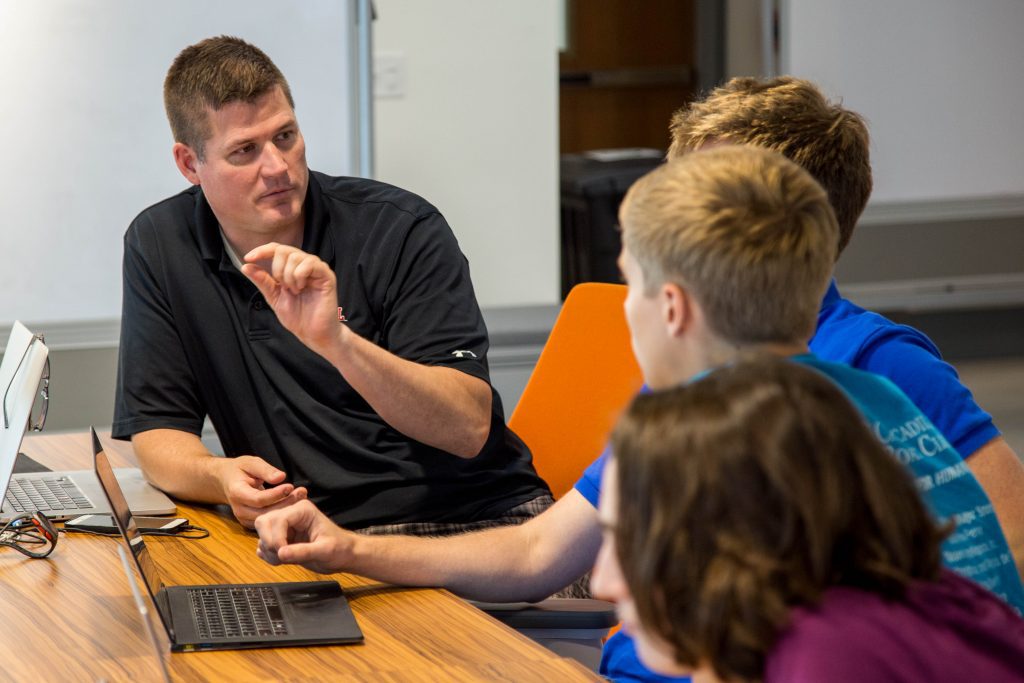 Entrepreneur in Residence, Brad Treat, shares advice with a team.